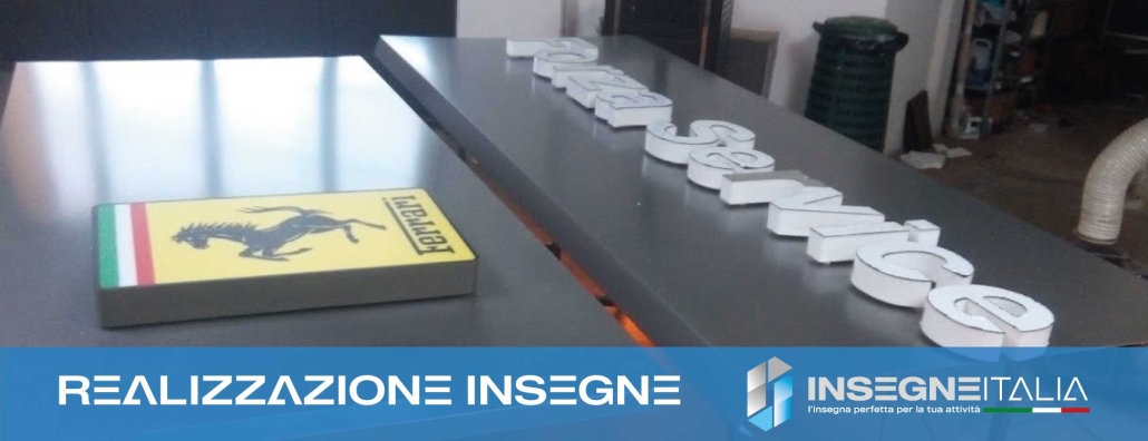 Insegna personalizzata realizzata in sede e pronta per essere consegnata al cliente in Italia