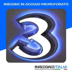 Insegna Scatolata in Acciaio Microforato del numero 3 colorato frontalmente di bianco, retroilluminato e caratterizzato da piccoli fori sul lato della scatolatura, che lascia filtrare una luce blu