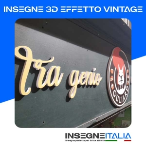 Insegna 3D dall’effetto vintage, in rilievo con la scritta "tra genio" ed un logo circolare in rilievo su sfondo scuro