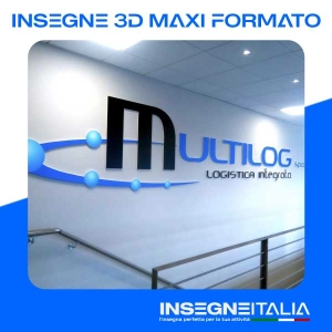 Insegna 3D di grande formato su parete, di un logo in rilievo con curve, sfere e la scritta Multilog logistica, all’inizio di una rampa di scale in ferro