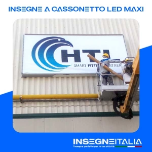 Insegna a Cassonetto Led di grandi dimensioni su facciata di una azienda, ed installatore su cestello