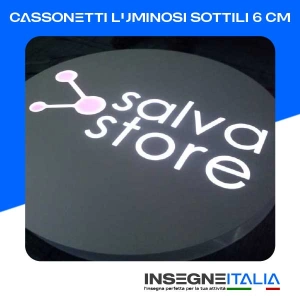 Cassonetto luminoso sottile, del logo slava store, bianco e rosa su sfondo tondo nero