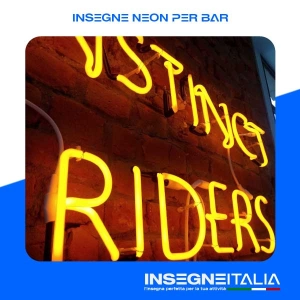 Insegna neon arancione della scritta Instinct Riders