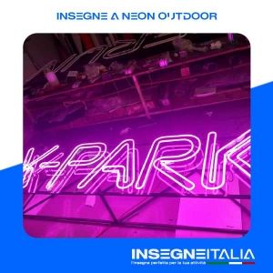 Insegna Neon della scritta x-park, in neon a luce viola