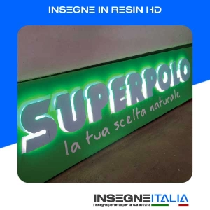 Insegna retroilluminata della scritta "SUPERPOLO la tua scelta naturale" con lettere bianche e sfondo verde