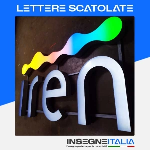 Insegna 3D in metallo del logo di IREN con logo color arcobaleno retroilluminata, installata con struttura in ferro su muro